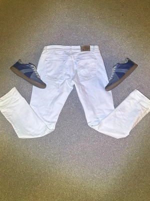 Morris jeans - Lite schysstare vita jeans ifrån Morris. Är storlek W32 och därför sitter dom lite pösigt på modellen som vanligt vis har W29. Annars ett par riktigt snygga jeans som passar perfekt till fest eller vardagar. Tveka inte på att höra av er vid minsta frågor!