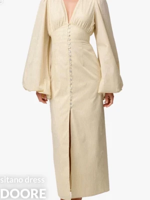 Adoore klänning  - Adoore klänning i storlek 38, endast testad. Är gul med ett randigt mönster, slutsåld på hemsidan 