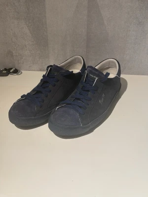  Philippe Model PRSX’78 - Snygga mörkblå sneakers. Knappt använda och säljes då jag inte använder mer och har andra. Storlek 42 och Äkta såklart, original box osv ingår  