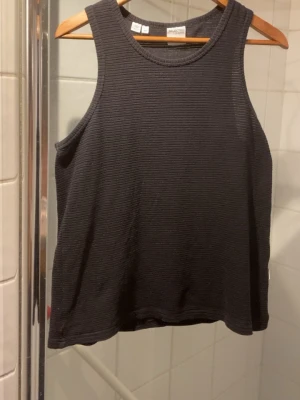 Linne från Selected Homme - Stört skönt stickat linne med box fit. Funkar perfekt under skjortor eller helt enkelt gymplagg.  Den är i S men är rätt så stretchig så om du har M kan du antagligen ha denna då jag har m-l och den passar mig bra orginalpris var på 400