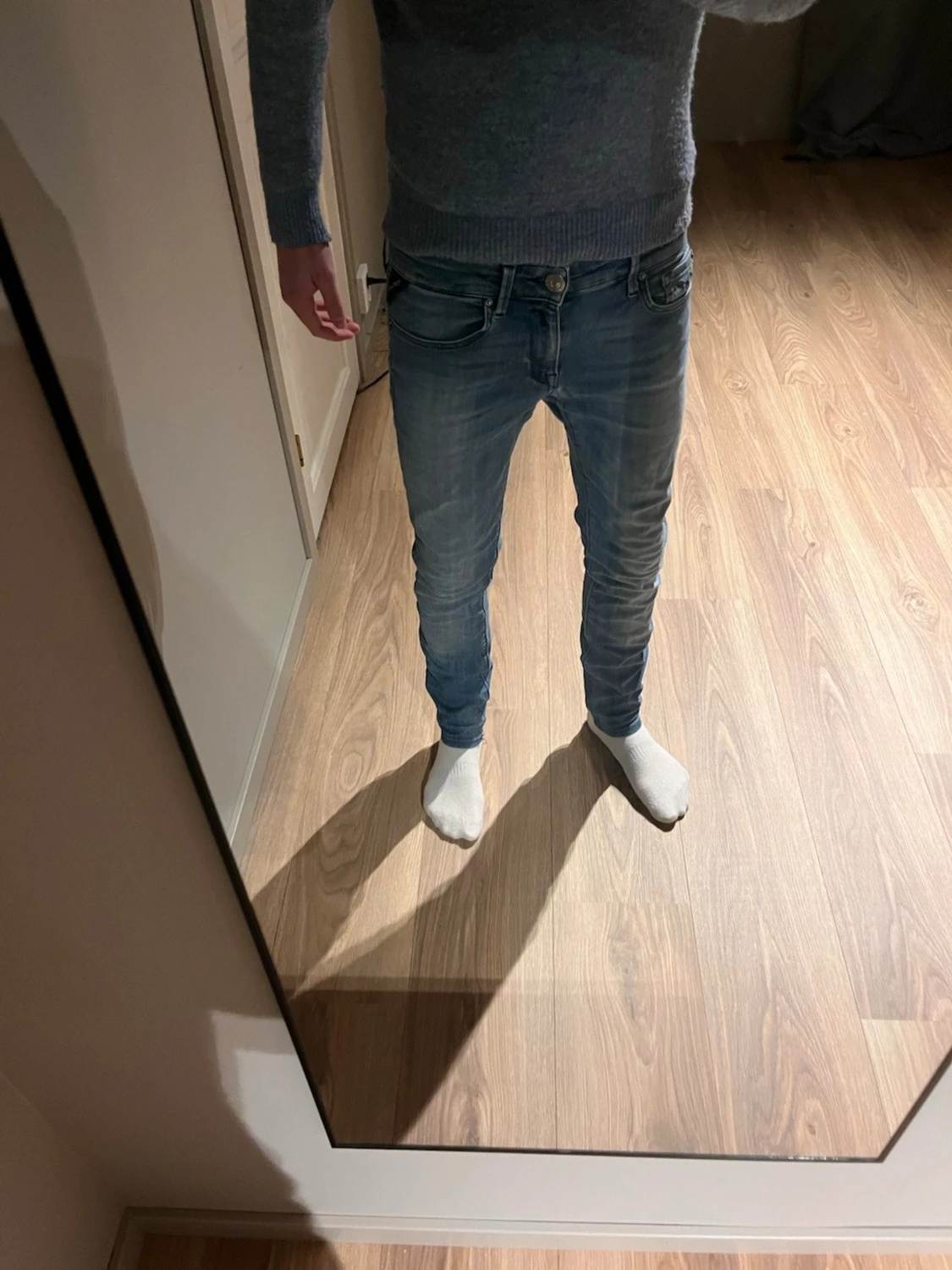 Blå slim fit jeans med tvättade detaljer - 2