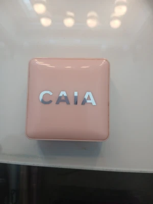 CAIA persikofärgat rouge - Säljer ett persikofärgat rouge från CAIA i en snygg, kvadratisk rosa dosa med spegel. Rouget har en krämig formula som ger en naturlig glow till kinderna. Perfekt för dig som vill ha en fräsch och fräsch look.