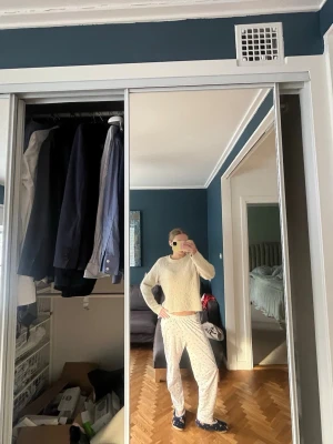 Mysig cremefärgad loungewear-set - Säljer ett supermysigt loungewear-set i cremevitt. Tröjan är stickad med rund hals och långa ärmar, byxorna är vita med små svarta prickar och resår i midjan. Perfekt för chill hemma och riktigt skön känsla. Skicka privat om ni vill ha fler bilder! 