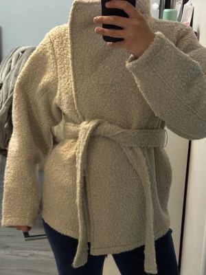 Gina Tricot soft boucle kappa (helt ny) - Säljer denna helt nya Gina Tricot kappa med prislapp! Storlek XXS