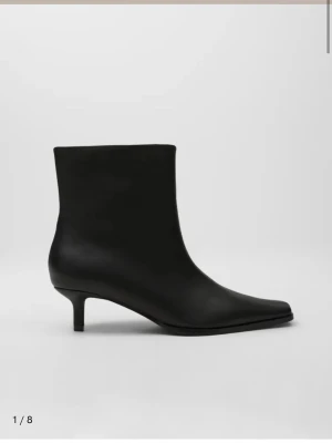 Svarta stövletter med låg klack - Snygga svarta stövletter med smal, låg klack och bekväma att gå i. Perfekta för dig som gillar en clean och modern look. De är från Nelly och är endast använda 1 gång. Som nya. Storlek 38.