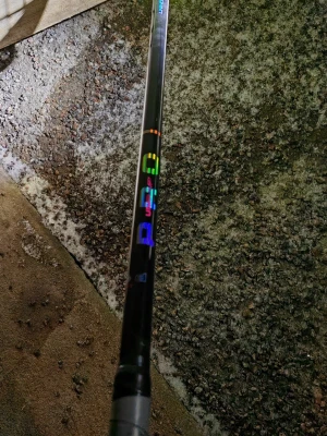 Unihoc innebandyklubba  - Säljer en Unihoc Unislim Pro. * Längd på skaft 101cm * Flex 27 *Med ett player+blad (Pe plast)                                                             