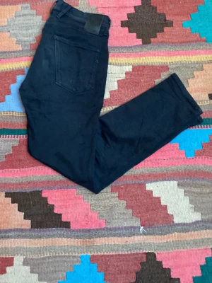 Replay Anbass - Säljer ett par Replay Anbass i storlek W29 L30. Jeansen är helt svarta och är en slim fit modell.