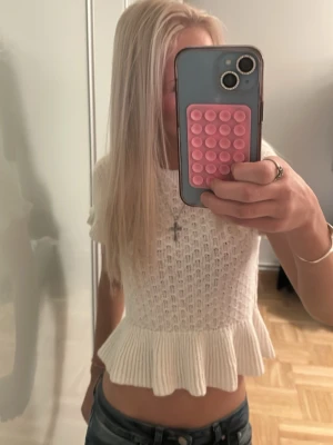 Snygg vit topp - Superfin vit stickad topp med peplumvolang nertill. Passar till allt!🤩🔥