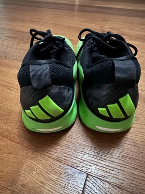 Adidas gröna och svarta sneakers - Säljer ett par snygga Anthony Edwards basketskor. Skorna är i ett mycket bra skick. I storlek 42 2/3. Hör gärna av er vid funderingar 
