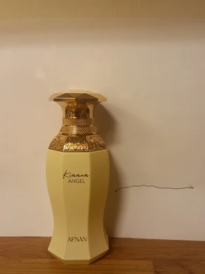 Afnan Kiana Angel parfym  - Gourmanddoft,  se sträcket hur mycket använt 