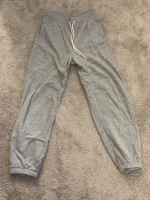 mjukisbyxor  - grå mjukisbyxor från H&M, använda men inga synliga defekter 💗💗