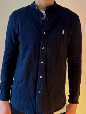 Ralph Lauren Skjorta  - Tja, säljer denna stilrena Ralph Lauren skjortan som är i fint skick 🙂 Storlek L. Vid minsta fundering tveka inte på att höra av er! 🤝