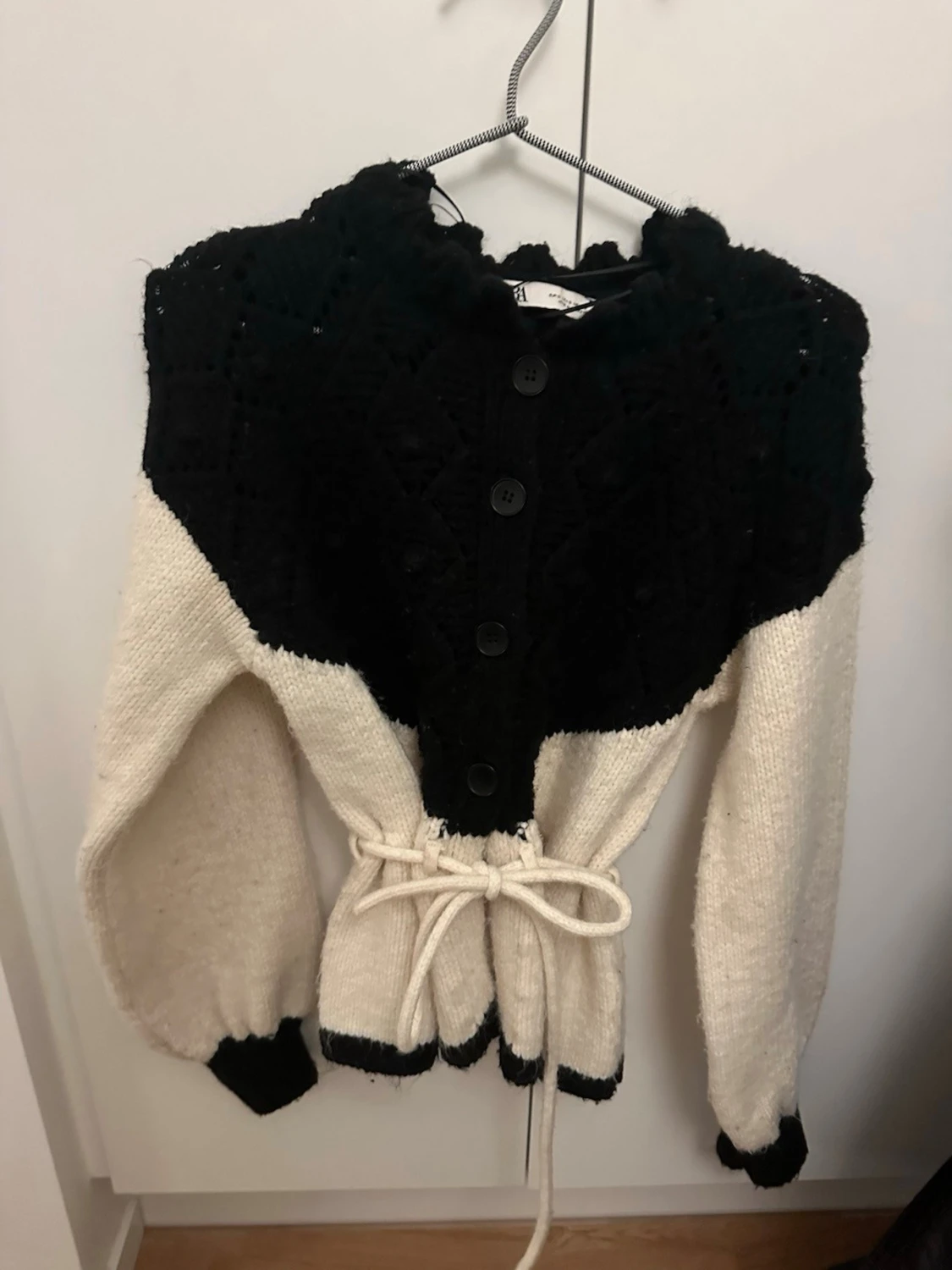 Zara kofta i svart och vitt