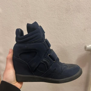 Mörkblå wedge sneakers med kardborre - Isabel Marant liknande skor, mörkblå storlek 36. Använda 1-2 gånger, jättefint skick. Märket är Jenny Fairy. Hör av er vid frågor!