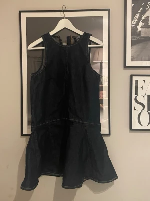 Unik jeansklänning  - Jätte cool jeansklänning köpt på H&M för inte så längesedan, säljer då den tyvärr aldrig riktigt kommit till användning men är alldeles för snygg för att bara ligga o damma i garderoben☺️Klänningen är som ny och i super fint skick!