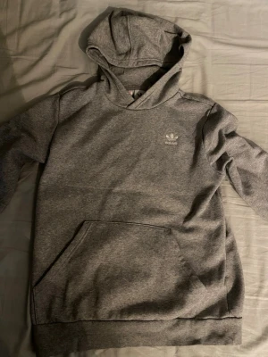 Adidas hoodie - Adidas hoodie med liten logga på bröstet
