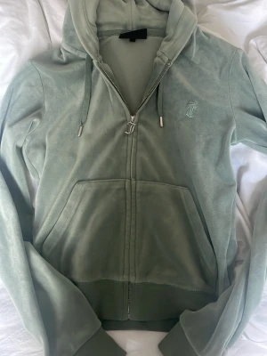 Juicy tröja grön - En tröja från Juicy Couture i färgen grön. Använd ett par gånger men känns som ny. Perfekt till en chill och trendig outfit.