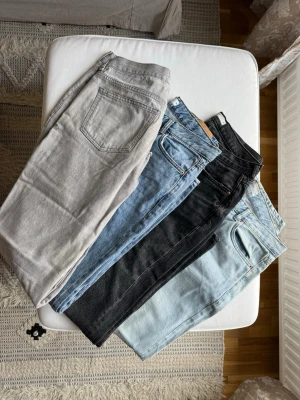 Fyra par jeans i olika färger från Gina Tricot - Säljer fyra par Gina jeans i olika färger: ett par ljusgrå, ett par klassiskt blå, ett par svarta och ett par ljusblå. Perfekta för dig som vill ha flera stilar att variera mellan.
