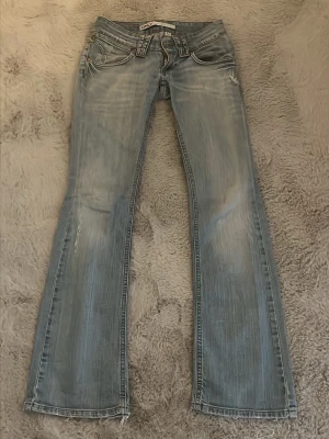 Lågmidjade vintage jeans - Funderar på att sälja dessa snygga jeansen då de tyvärr är försmå. De är omsydda vid låren som man ser på bilderna och materialet är väldigt hårt (inte stretch). Midjemått tvärs över: 35/36 cm. Innerbenslängd: 80 cm. Grenmått: 15 cm. Lårbredd: 17 cm. Skriv för fler mått eller funderingar🩷🩷