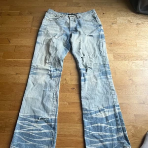 Energie ljusblå bootcut jeans med slitningar -  ( Orginal pris 2000-3000)Unika ljusblå jeans från Energie med bootcut passform. 86cm i midjan och 81 i längd 