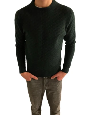 Mörkgrön stickad tröja herr hm - Mörkgrön stickad tröja med diskret mönster och rund hals. Tröjan har långa ärmar och ribbade muddar vid ärmslut och nederkant. Perfekt för dig som gillar en enkel men snygg stil . Hör av er via frågor o funderingar!
