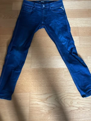 Mörkblå slim fit jeans från Replay - Snygga mörkblå slim fit jeans från replay i storlek 30-30. Säljer då dom är lite för små, riktigt fint skick o inga defekter vad jag kan se, hör av er om ni undrar nåt.
