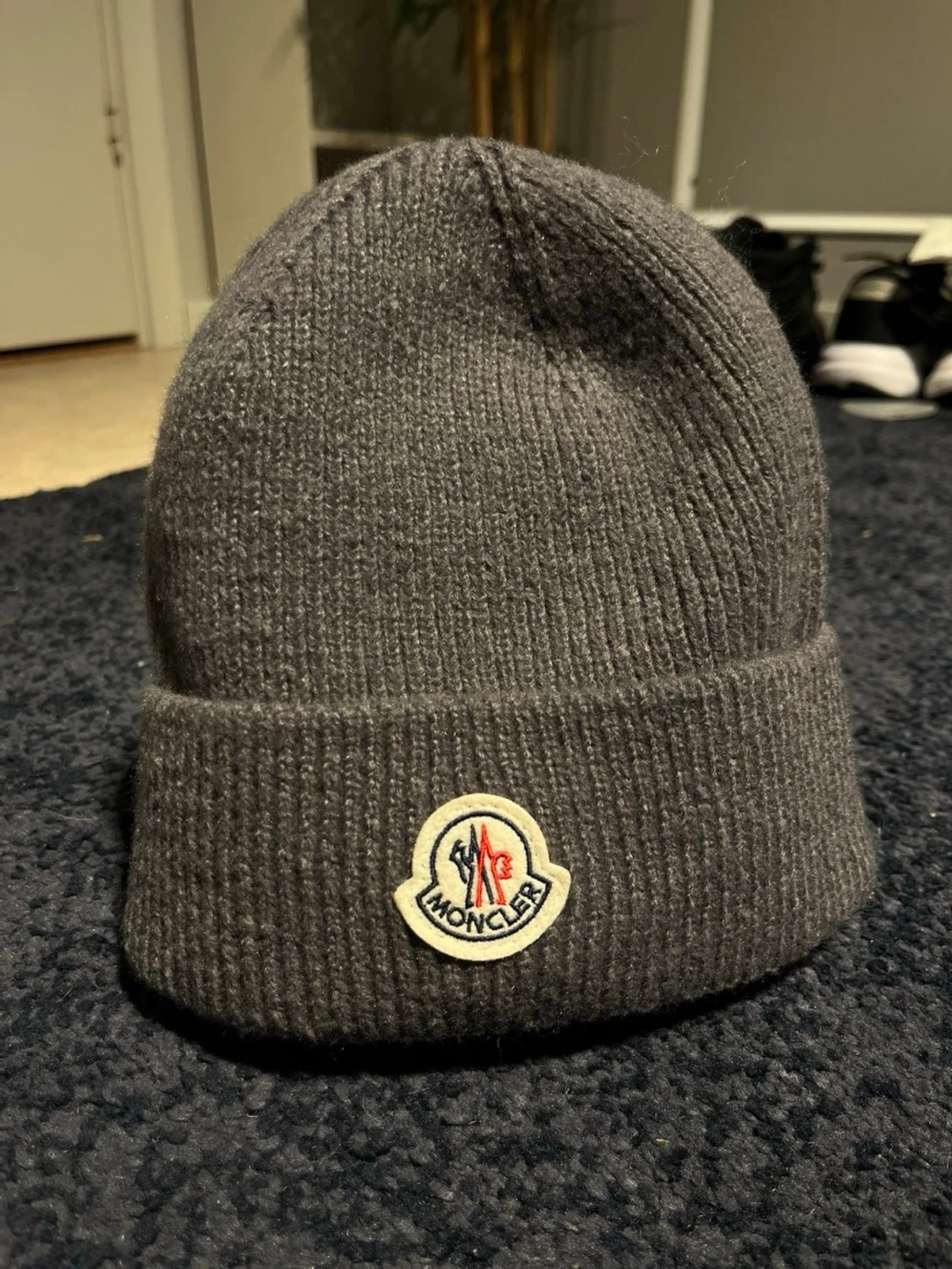 Grå ribbstickad Moncler mössa - 1