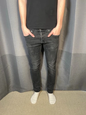 Replay jeans - Tja!| Säljer detta paret feta jeans från Replay!| Modell:Grover!| Kontakta mig vid minsta fråga!| Pris alltid diskuterbart!| //Nils- Litet hål i benet som man inte ser, men riktigt bra skick annars!