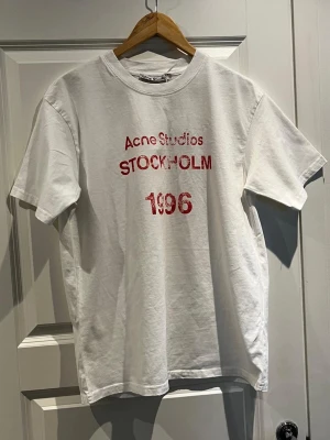 Acne Studios Stockholm 1996 T-shirt - Tjena, säljer denna skitsnygga acne studios T-shirten från deras Stockholm 1996 modell med rosa tryck. Enligt mig den snyggaste modellen. Tröjan är i storlek S och passar perfekt med allt och även året runt. Skriv gärna vid intresse!