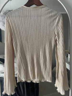 Plisserad beige topp från Stockh LM - Säljer en superfin plisserad topp från Stockh LM använt några gånger men inte ofta ny pris 799 