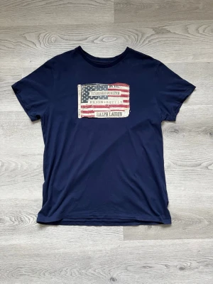 Ralph Lauren Tshirt  - Ralph Lauren T-shirt från denim and supply kollektionen  Tröjan är i ny skick och har inga defekter  Storlek L Kommer från djur och rök fritt hem