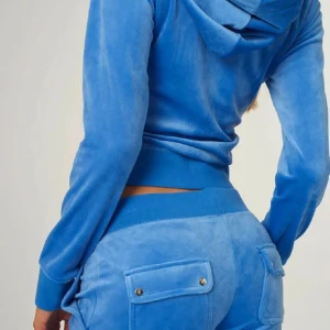 Juicy Couture  set  - Säljer ett par blå juicy byxor även tröjan följer med. Storlek M. Passar bra för även S tycker jag själv iallafall. Pris går alltid diskutera behöver bara få sålt. Inga defekter eller något knappt ens använt.