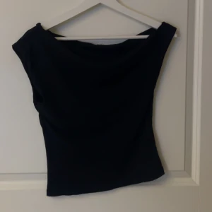 Svart offshoulder topp - svart offshoulder topp ifrån hm storlek M. Använd 1 gång🥰