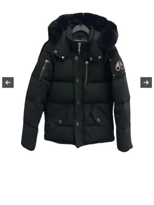 Svart dunjacka från Moose Knuckles - Snygg svart dunjacka från Moose Knuckles. Perfekt för kalla vinterdagar och riktigt varm. Den e i fint skick inte använd mycket alls vid intresse kan mer info fås 