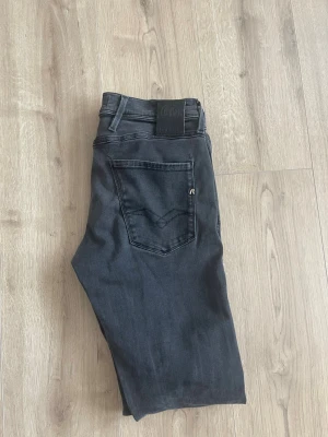  Replay svarta - Schysta grå/svarta replay jeans i bra skick. Jeansen är i modellen Anbass, de är även hyperflex. Storlek 30/32