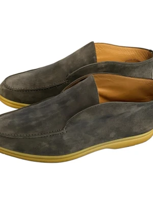 Grå mocka loafers från Loro Piana - Snygga loafers i grå mocka från Loro Piana med ljusgul sula och beige läderfoder. Skorna har en stilren och minimalistisk design utan snörning, perfekt för en avslappnad men ändå elegant look. Storlek 40 men passar även 41