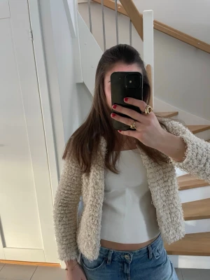 Tunn fluffig jacka  - Fluffig tunn jacka från H&M. Passar perfekt som vårjacka eller som en kofta inomhus. Cremefärgad. 