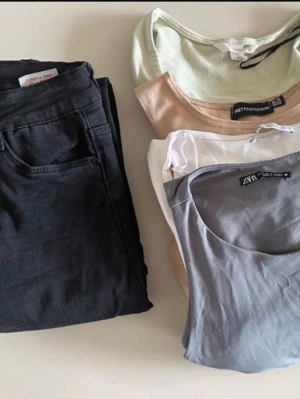 Klädpaket, jeans & 4 tröjor/bodys - Ett klädpaket med 4 toppar och ett par jeans, sakerna är i fint men använt skick, finns lite noppror och sånt från användning 😊  Olika toppar i storlek S  Jeans- XS, väldigt stretchiga och sitter fint på