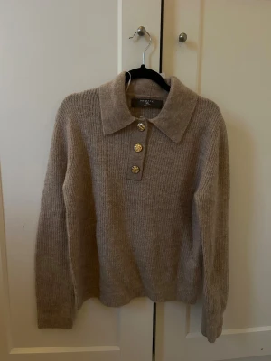 Beige stickad tröja från Primark - Så fin och mysig stickad tröja med fina detaljer!💞