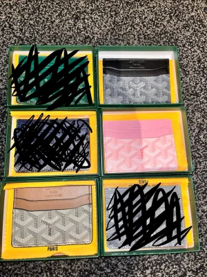 G@yard korthållare i flera färger - Säljer exklusiva G korthållare i olika färger som rosa, grå, svart och beige. Klassisk G@yard-mönstring och logga framtill. Tillverkad i canvas med läderdetaljer. Kommer i original ask med tygfilt och certifikat.