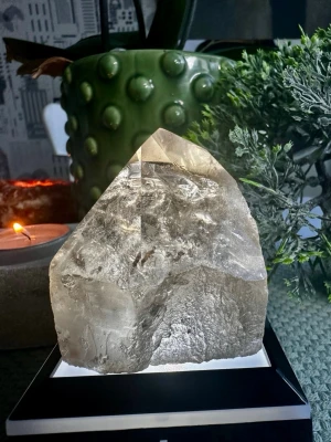 Rökkvarts spets från Brasilien  - En vackert, naturligt polerad spets i rökkvarts med djup rökig transparens och levande inre strukturer. Rökkvarts är en av de mest uppskattade stenarna för jordning, stabilitet och energirening.   ✨ Energi & betydelse  🤎 Stark jordning och stabilitet 🌫 Löser upp stress, oro och tung energi 🛡 Skyddande och balanserande 🌱 Hjälper till att integrera förändring och inre arbete.  🇧🇷 Från Brasilien  ⚖️ 182 gram  📐 5.5 cm högt. 4.5x5.5 xm brett  Alla kristaller och ädelstenar jag lägger upp är egenimport