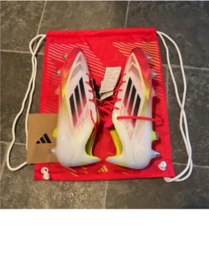 Adidas F50 vita fotbollsskor - Aldrig använda, f50, storlek 44 2/3. Skruvdobbar