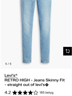 Levi's Retro High Skinny Jeans ljusblå - Snygga ljusblå skinny jeans från Levi's med hög midja och klassisk femficksdesign. Jeansen har en smal passform hela vägen ner och är tillverkade i stretchigt denim för extra komfort. Perfekta för dig som gillar en retroinspirerad look. Använd 2 ggr. Storlek W24L28