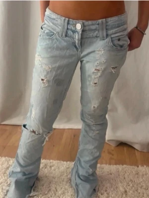 Lågmidjade ljusblå jeans  - Köpta här på plick, passar tyvärr inte mig så säljer vidare!💖 obs inte mina bilder☺️ säljer andra jeans på min profil!