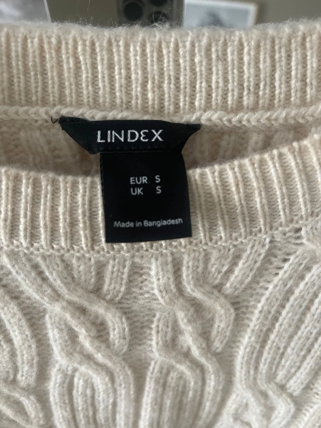 Beige kabelstickad tröja - 2