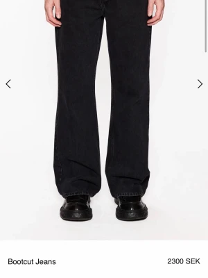 Hope bootcut Beat jeans - Passar w30 l32. Har kortats ner 5 cm. Mått: 107 cm längd, 40 cm midja, 26 cm fotöppning