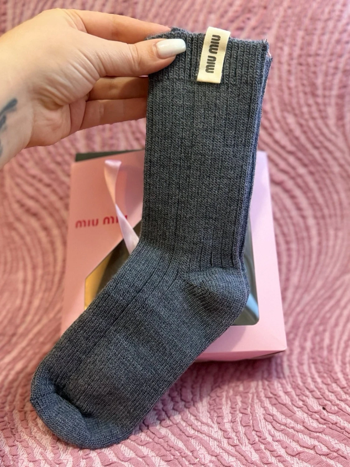 Grå ribbade strumpor från Miu Miu