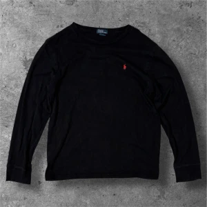 Ralph Lauren tröja - Säljer denna svarta tröjan från Ralph Lauren | storlek 14-16 år, motsvarar XS/S | skick: 8/10 | Hör av er vid minsta lilla fråga, pris kan diskuteras vid snabb affär! 🫡