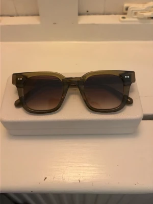 CHIMI solglasögon 04 grön - chimis i modell 04 i grönt i mycket gott skick, inga repor då de är använda fåtal gånger. inklusive box, påse och duk (se bilder)