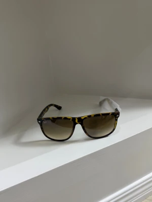Rayban boyfriend solglasögon  - Sprillans nya raybans! Bästa investeringen passar till alla årstider! Modell: 4147 710/51! Storlek:60! Vid minsta fundering kontakta oss✔️